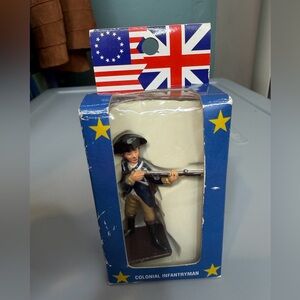 Americana Souvenir Hand Painted Colonial Infantryman Figurine 2.5 inches